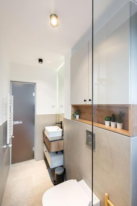 Stunning Views 2Br Midtown Flat - Charming Balcony Lägenhet Bukarest Exteriör bild