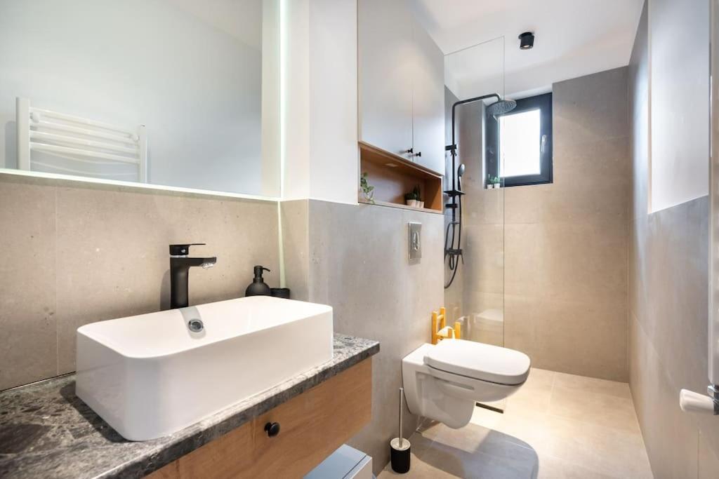 Stunning Views 2Br Midtown Flat - Charming Balcony Lägenhet Bukarest Exteriör bild