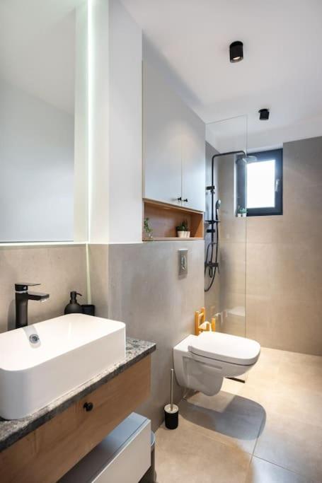 Stunning Views 2Br Midtown Flat - Charming Balcony Lägenhet Bukarest Exteriör bild